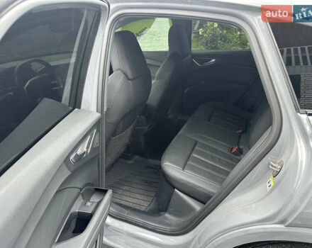Сірий Ауді Q4 Sportback e-tron, об'ємом двигуна 0 л та пробігом 31 тис. км за 30800 $, фото 17 на Automoto.ua