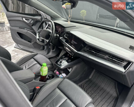 Сірий Ауді Q4 Sportback e-tron, об'ємом двигуна 0 л та пробігом 31 тис. км за 30800 $, фото 22 на Automoto.ua