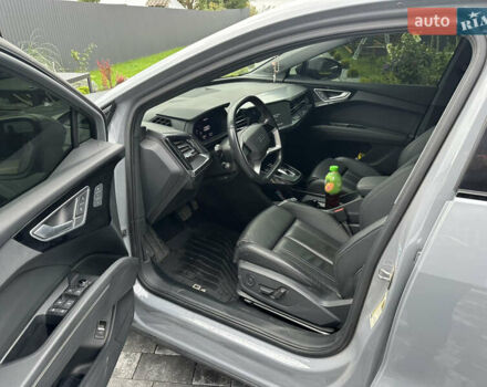 Сірий Ауді Q4 Sportback e-tron, об'ємом двигуна 0 л та пробігом 31 тис. км за 30800 $, фото 15 на Automoto.ua