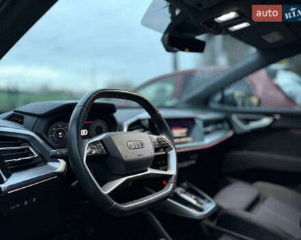 Серый Ауди Q4 Sportback e-tron, объемом двигателя 0 л и пробегом 43 тыс. км за 27999 $, фото 3 на Automoto.ua