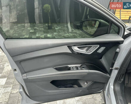 Сірий Ауді Q4 Sportback e-tron, об'ємом двигуна 0 л та пробігом 31 тис. км за 30800 $, фото 23 на Automoto.ua