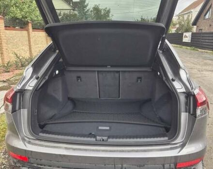 Серый Ауди Q4 Sportback e-tron, объемом двигателя 0 л и пробегом 27 тыс. км за 38000 $, фото 2 на Automoto.ua