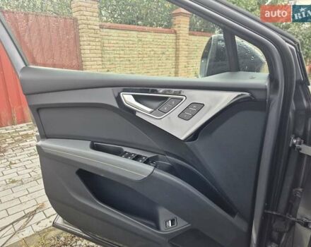 Серый Ауди Q4 Sportback e-tron, объемом двигателя 0 л и пробегом 27 тыс. км за 38000 $, фото 16 на Automoto.ua