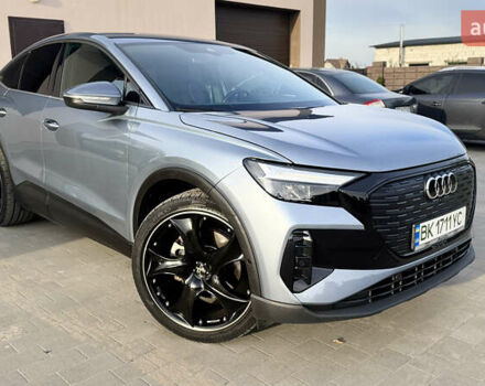 Синий Ауди Q4 Sportback e-tron, объемом двигателя 0 л и пробегом 37 тыс. км за 31900 $, фото 2 на Automoto.ua