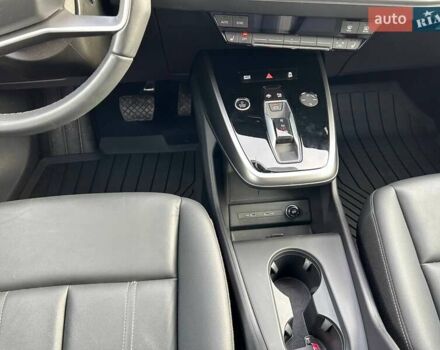 Синий Ауди Q4 Sportback e-tron, объемом двигателя 0 л и пробегом 19 тыс. км за 37999 $, фото 12 на Automoto.ua