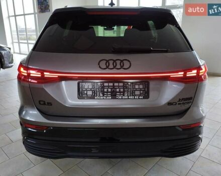 Сірий Ауді Q5 e-tron, об'ємом двигуна 0 л та пробігом 1 тис. км за 42000 $, фото 3 на Automoto.ua