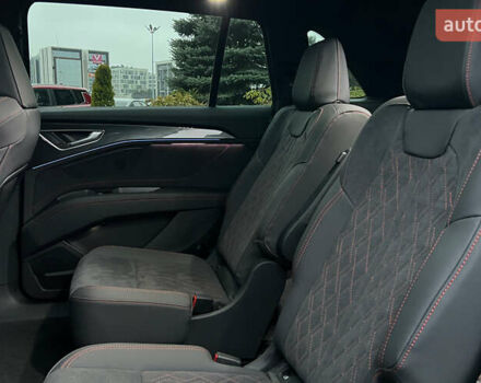 Серый Ауди Q5 e-tron, объемом двигателя 0 л и пробегом 1 тыс. км за 40500 $, фото 24 на Automoto.ua