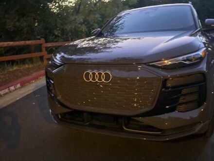 Серый Ауди Q6 e-tron, объемом двигателя 0 л и пробегом 3 тыс. км за 45000 $, фото 1 на Automoto.ua