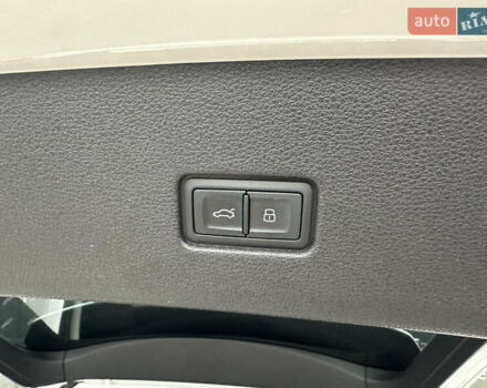 Білий Ауді Q8, об'ємом двигуна 2.97 л та пробігом 73 тис. км за 55000 $, фото 32 на Automoto.ua