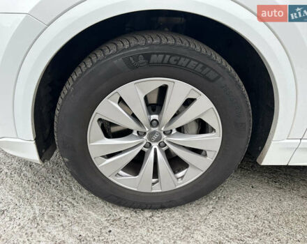 Білий Ауді Q8, об'ємом двигуна 2.97 л та пробігом 73 тис. км за 55000 $, фото 33 на Automoto.ua