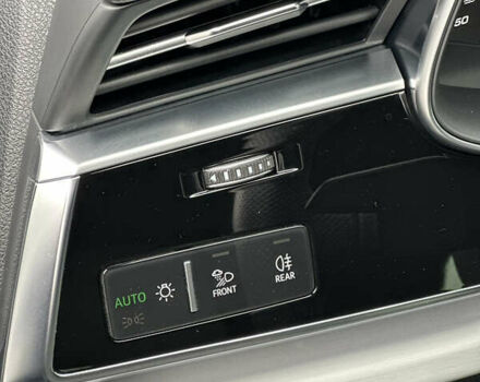 Белый Ауди Q8, объемом двигателя 2.97 л и пробегом 65 тыс. км за 65000 $, фото 19 на Automoto.ua