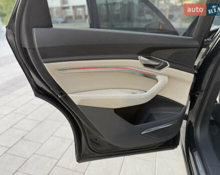 Черный Ауди Q8, объемом двигателя 0 л и пробегом 27 тыс. км за 54000 $, фото 28 на Automoto.ua