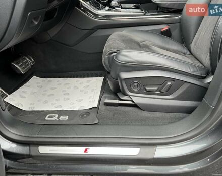 Сірий Ауді Q8, об'ємом двигуна 2.97 л та пробігом 78 тис. км за 65099 $, фото 40 на Automoto.ua