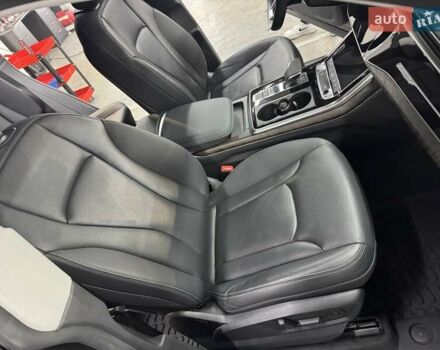 Серый Ауди Q8, объемом двигателя 3 л и пробегом 61 тыс. км за 56000 $, фото 13 на Automoto.ua