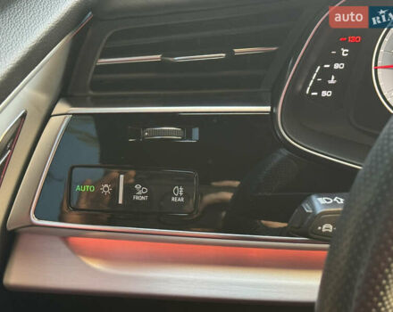 Серый Ауди Q8, объемом двигателя 3 л и пробегом 90 тыс. км за 68500 $, фото 77 на Automoto.ua