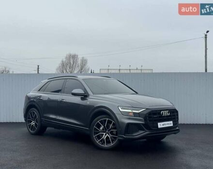 Серый Ауди Q8, объемом двигателя 3 л и пробегом 65 тыс. км за 51990 $, фото 1 на Automoto.ua