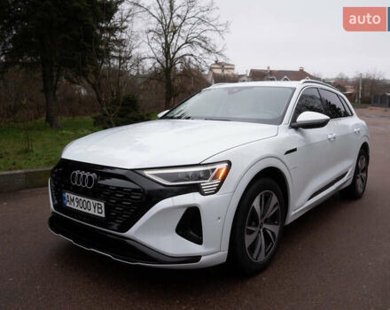 Белый Ауди Q8 e-tron, объемом двигателя 0 л и пробегом 30 тыс. км за 53500 $, фото 10 на Automoto.ua