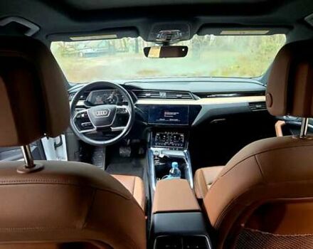 Білий Ауді Q8 e-tron, об'ємом двигуна 0 л та пробігом 17 тис. км за 50000 $, фото 31 на Automoto.ua