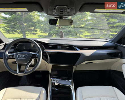 Белый Ауди Q8 e-tron, объемом двигателя 0 л и пробегом 10 тыс. км за 52000 $, фото 6 на Automoto.ua