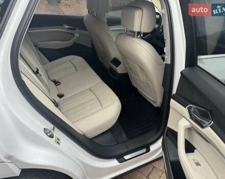 Белый Ауди Q8 e-tron, объемом двигателя 0 л и пробегом 63 тыс. км за 47800 $, фото 24 на Automoto.ua