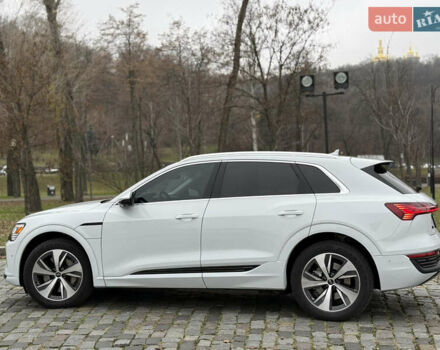 Белый Ауди Q8 e-tron, объемом двигателя 0 л и пробегом 17 тыс. км за 56500 $, фото 7 на Automoto.ua