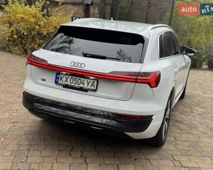 Белый Ауди Q8 e-tron, объемом двигателя 0 л и пробегом 63 тыс. км за 47800 $, фото 15 на Automoto.ua