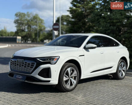 Белый Ауди Q8 e-tron, объемом двигателя 0 л и пробегом 10 тыс. км за 52000 $, фото 5 на Automoto.ua