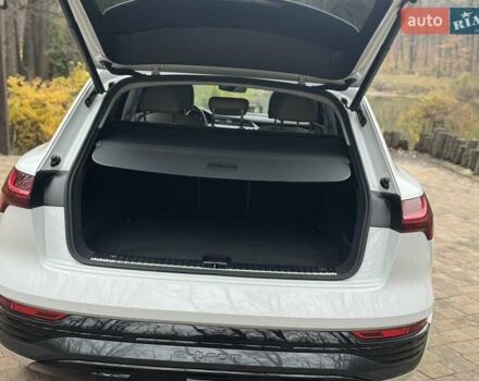 Белый Ауди Q8 e-tron, объемом двигателя 0 л и пробегом 63 тыс. км за 47800 $, фото 26 на Automoto.ua