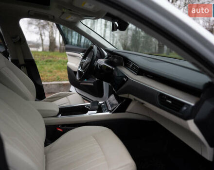 Белый Ауди Q8 e-tron, объемом двигателя 0 л и пробегом 30 тыс. км за 53500 $, фото 24 на Automoto.ua