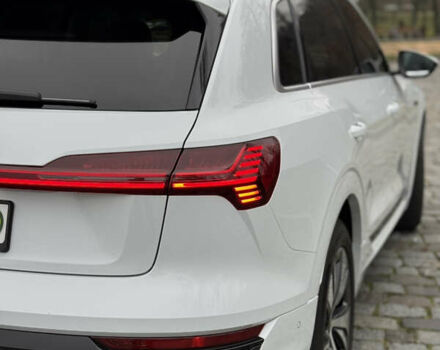 Белый Ауди Q8 e-tron, объемом двигателя 0 л и пробегом 17 тыс. км за 56500 $, фото 18 на Automoto.ua