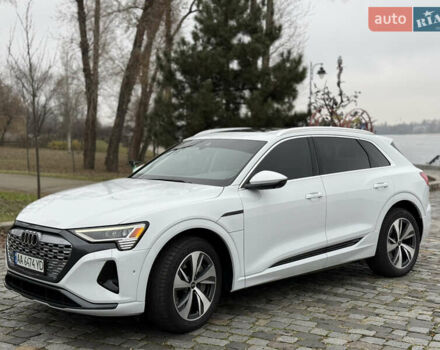Белый Ауди Q8 e-tron, объемом двигателя 0 л и пробегом 17 тыс. км за 56500 $, фото 8 на Automoto.ua