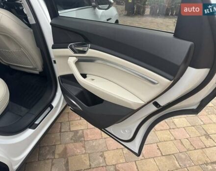 Белый Ауди Q8 e-tron, объемом двигателя 0 л и пробегом 63 тыс. км за 47800 $, фото 23 на Automoto.ua