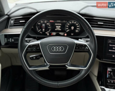 Белый Ауди Q8 e-tron, объемом двигателя 0 л и пробегом 17 тыс. км за 56500 $, фото 45 на Automoto.ua