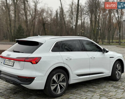 Белый Ауди Q8 e-tron, объемом двигателя 0 л и пробегом 17 тыс. км за 56500 $, фото 3 на Automoto.ua