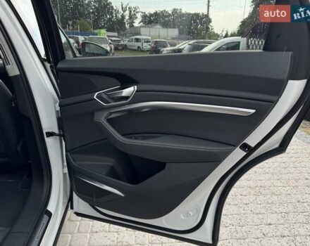 Белый Ауди Q8 e-tron, объемом двигателя 0 л и пробегом 6 тыс. км за 59500 $, фото 32 на Automoto.ua