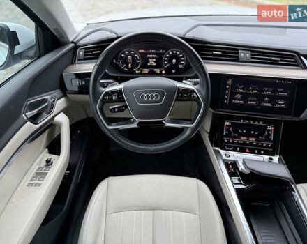 Белый Ауди Q8 e-tron, объемом двигателя 0 л и пробегом 17 тыс. км за 56500 $, фото 47 на Automoto.ua