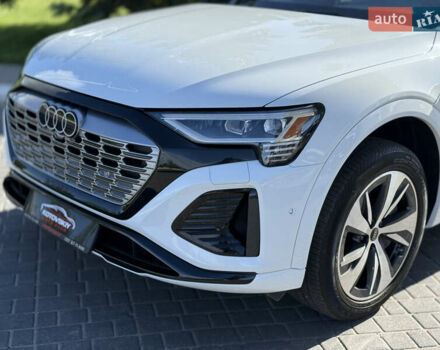 Белый Ауди Q8 e-tron, объемом двигателя 0 л и пробегом 10 тыс. км за 52000 $, фото 1 на Automoto.ua