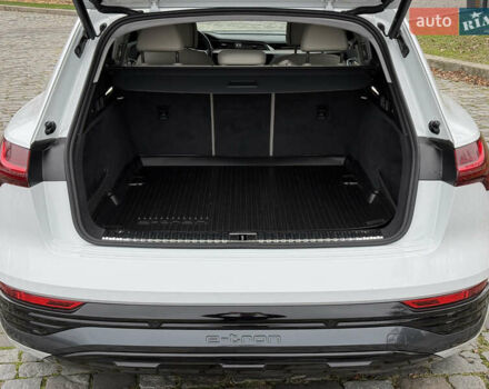 Белый Ауди Q8 e-tron, объемом двигателя 0 л и пробегом 17 тыс. км за 56500 $, фото 31 на Automoto.ua