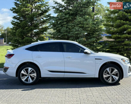 Белый Ауди Q8 e-tron, объемом двигателя 0 л и пробегом 10 тыс. км за 52000 $, фото 22 на Automoto.ua