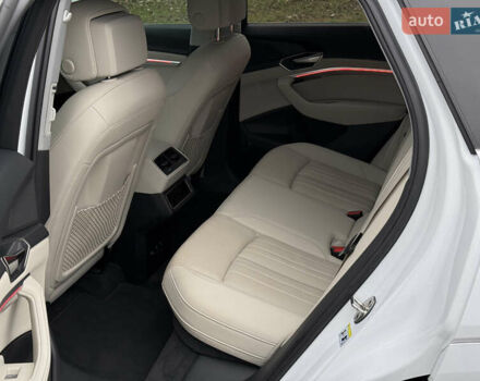 Белый Ауди Q8 e-tron, объемом двигателя 0 л и пробегом 17 тыс. км за 56500 $, фото 27 на Automoto.ua