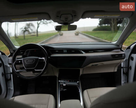 Белый Ауди Q8 e-tron, объемом двигателя 0 л и пробегом 30 тыс. км за 53500 $, фото 19 на Automoto.ua