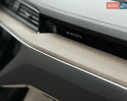 Белый Ауди Q8 e-tron, объемом двигателя 0 л и пробегом 17 тыс. км за 56500 $, фото 40 на Automoto.ua