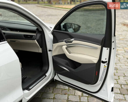 Белый Ауди Q8 e-tron, объемом двигателя 0 л и пробегом 17 тыс. км за 56500 $, фото 39 на Automoto.ua