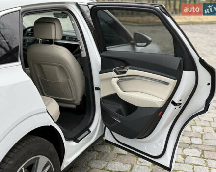 Белый Ауди Q8 e-tron, объемом двигателя 0 л и пробегом 17 тыс. км за 56500 $, фото 36 на Automoto.ua