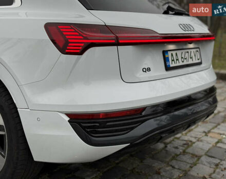 Белый Ауди Q8 e-tron, объемом двигателя 0 л и пробегом 17 тыс. км за 56500 $, фото 20 на Automoto.ua