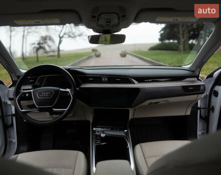 Белый Ауди Q8 e-tron, объемом двигателя 0 л и пробегом 30 тыс. км за 53500 $, фото 21 на Automoto.ua