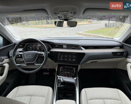 Белый Ауди Q8 e-tron, объемом двигателя 0 л и пробегом 17 тыс. км за 56500 $, фото 49 на Automoto.ua
