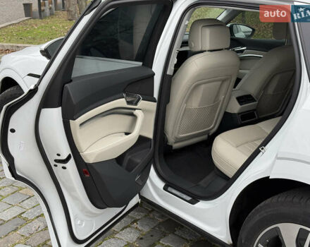 Белый Ауди Q8 e-tron, объемом двигателя 0 л и пробегом 17 тыс. км за 56500 $, фото 28 на Automoto.ua