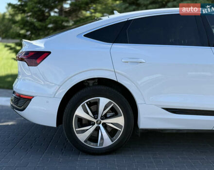 Белый Ауди Q8 e-tron, объемом двигателя 0 л и пробегом 10 тыс. км за 52000 $, фото 23 на Automoto.ua