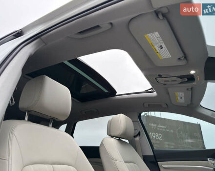Белый Ауди Q8 e-tron, объемом двигателя 0 л и пробегом 17 тыс. км за 56500 $, фото 70 на Automoto.ua